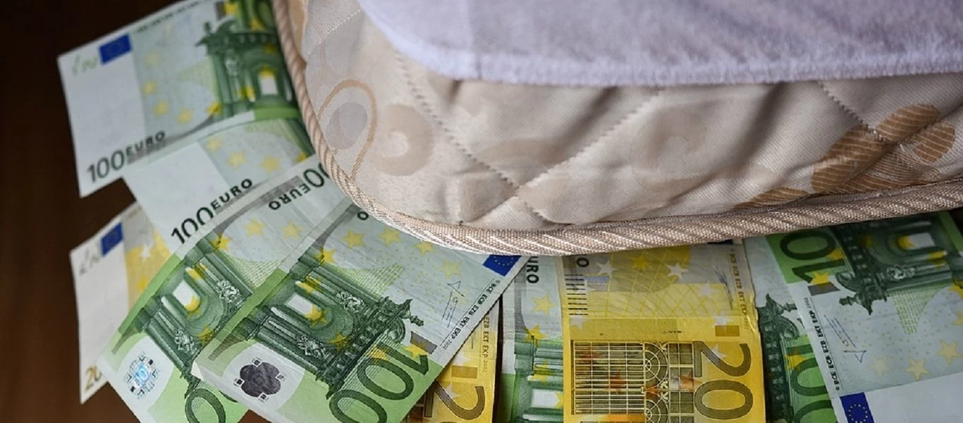 Εγκαταλείπουν τα μετρητά οι άνω των 65 ετών - Πόσο βοήθησε ο κορωνοϊός